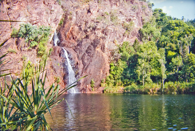 Hitze und Staub abspülen im Pool der Wangi-Wasserfälle
